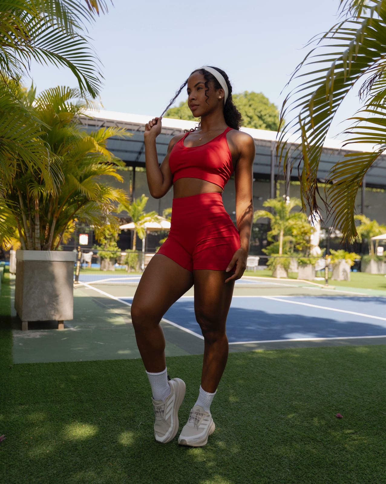 Mujer con conjunto de short y top Sofía de Fit Zone, vista frontal