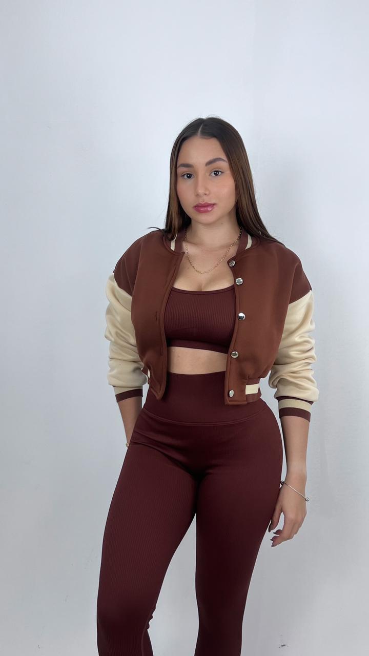 Mujer con buzo deportivo Urban café de Fit Zone, vista frontal