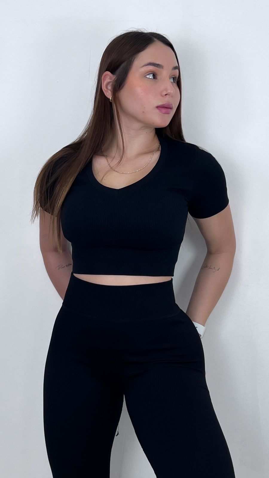 Mujer con conjunto deportivo de licra Sienna de Fit Zone, vista frontal