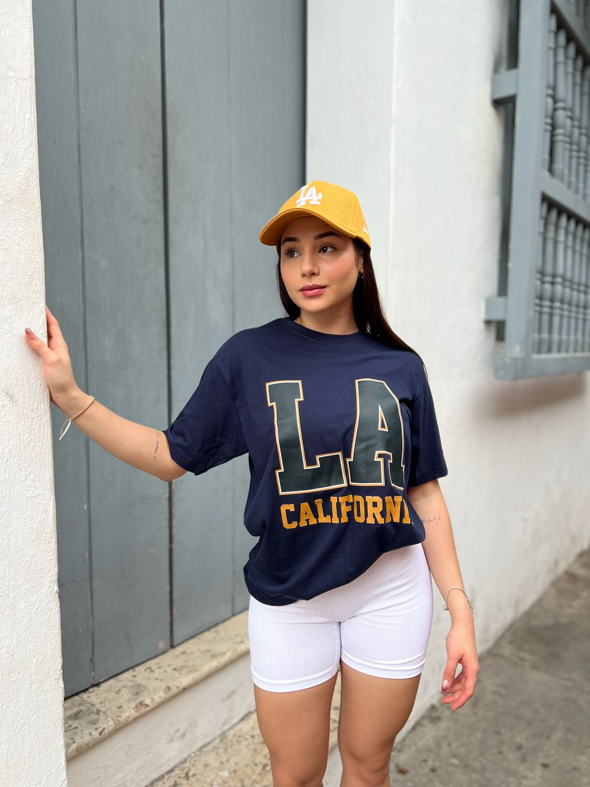 Mujer con conjunto deportivo oversize clásica y short sin costura de Fit Zone, vista frontal