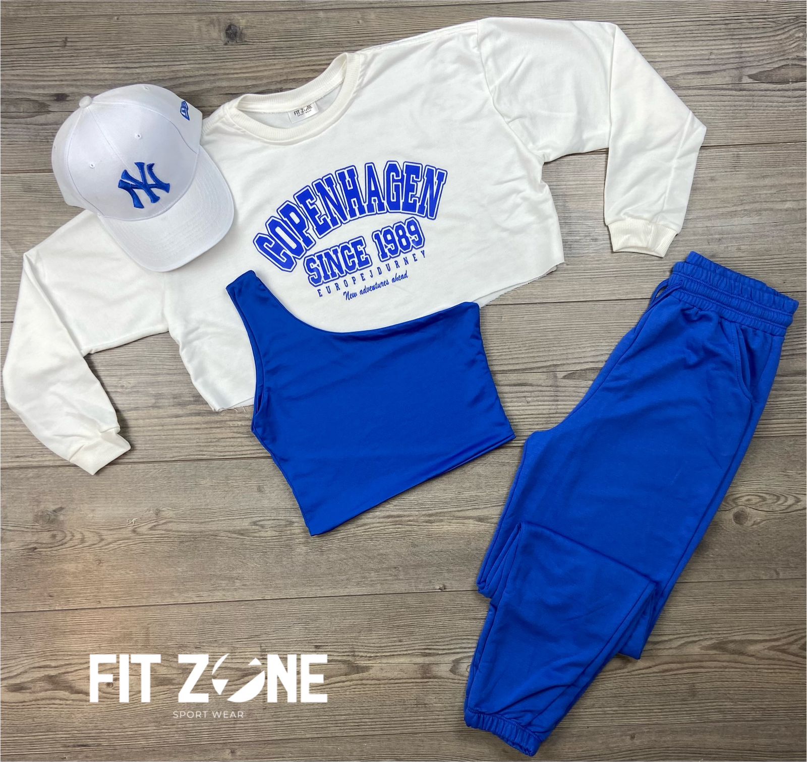 Mujer con conjunto deportivo crop, buzo y jogger de Fit Zone, vista frontal