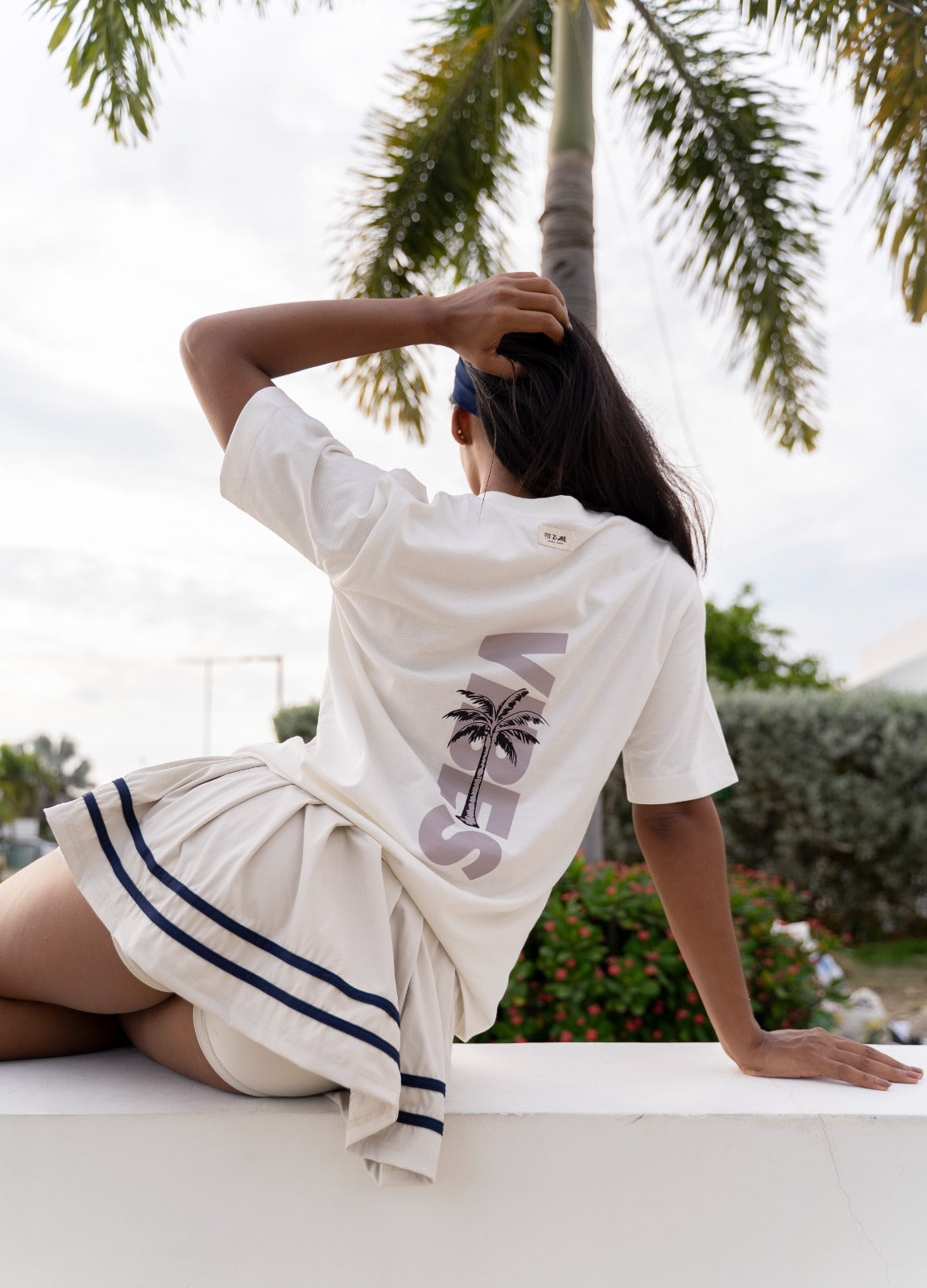Mujer con conjunto deportivo camiseta oversize y falda de Fit Zone, vista frontal