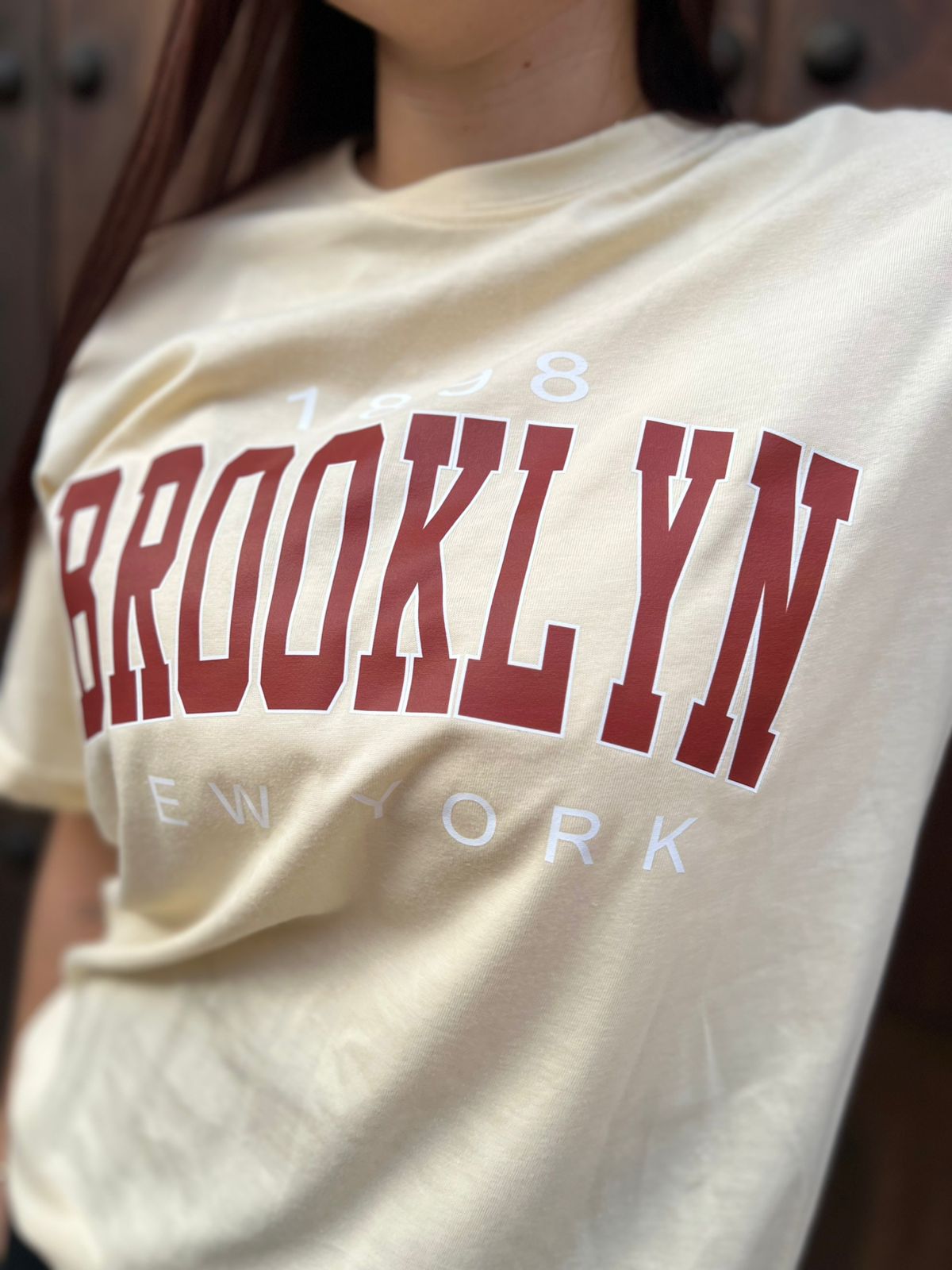 Mujer con camiseta oversize Brooklyn beige de Fit Zone, vista frontal