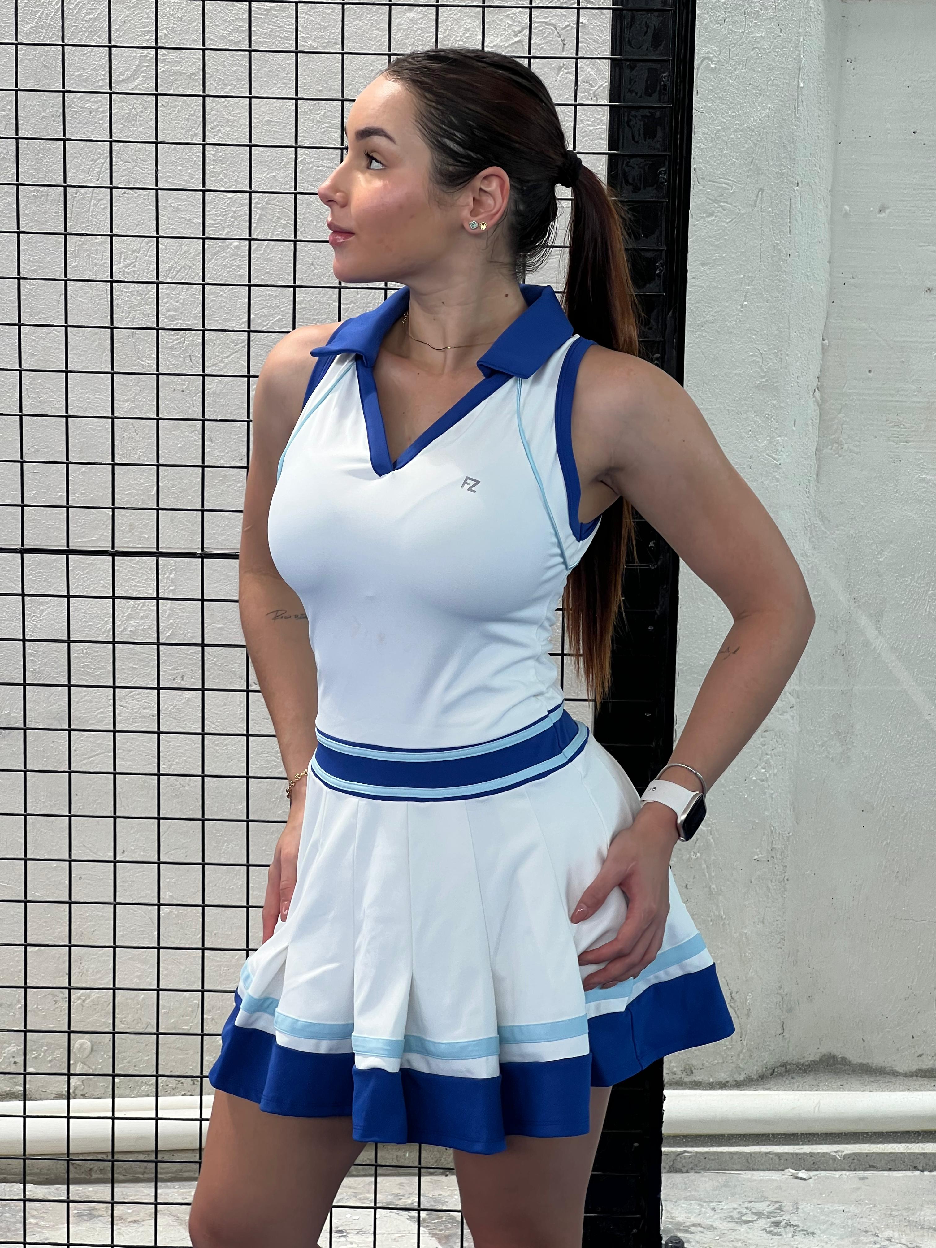 Mujer con vestido deportivo de pádel Ariana de Fit Zone, vista frontal