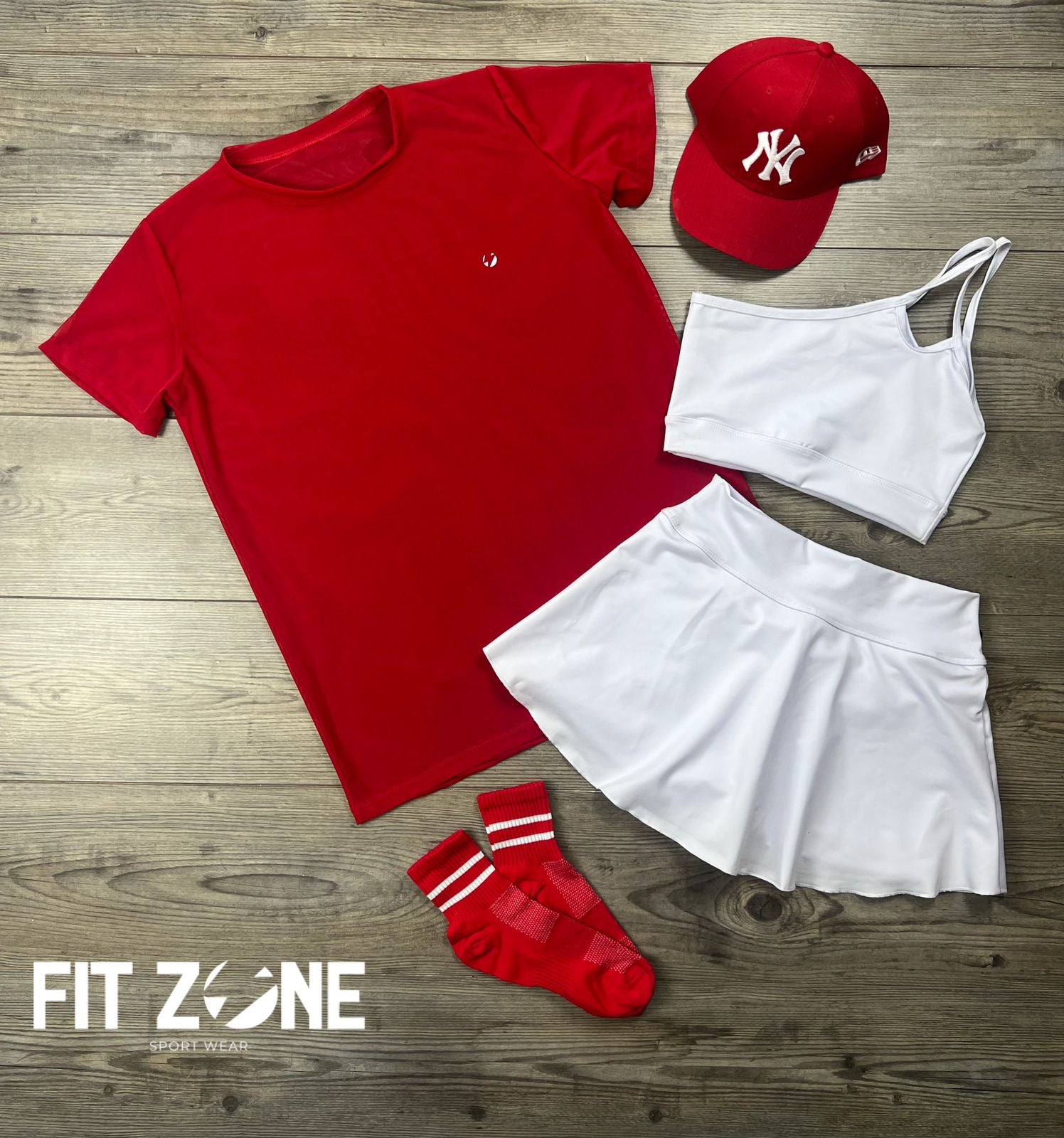 Mujer con conjunto deportivo falda pádel suplex y malla de Fit Zone, vista frontal