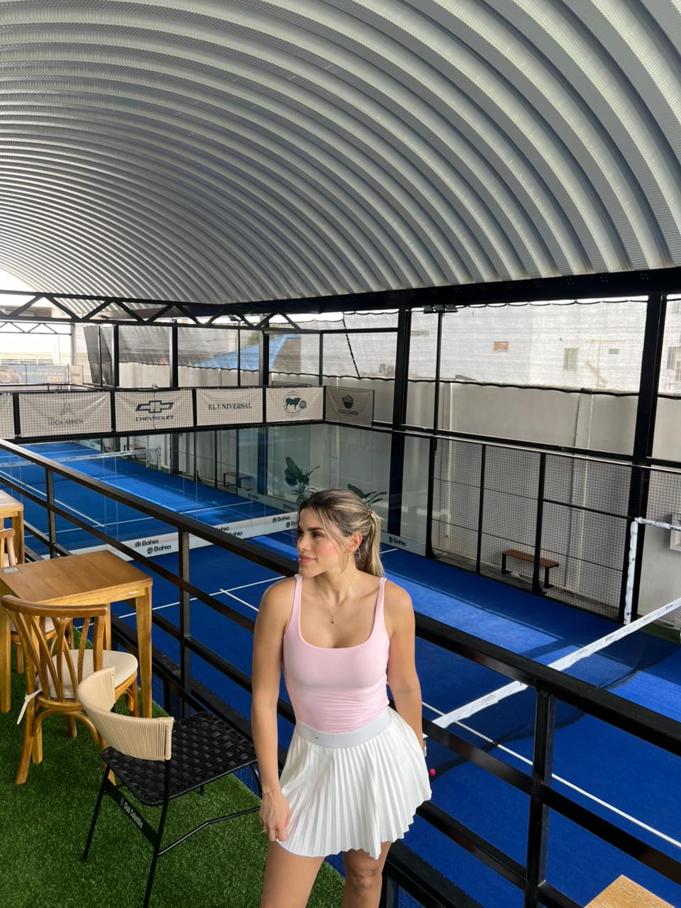 Mujer con top deportivo Cloe de Fit Zone, vista frontal en estudio