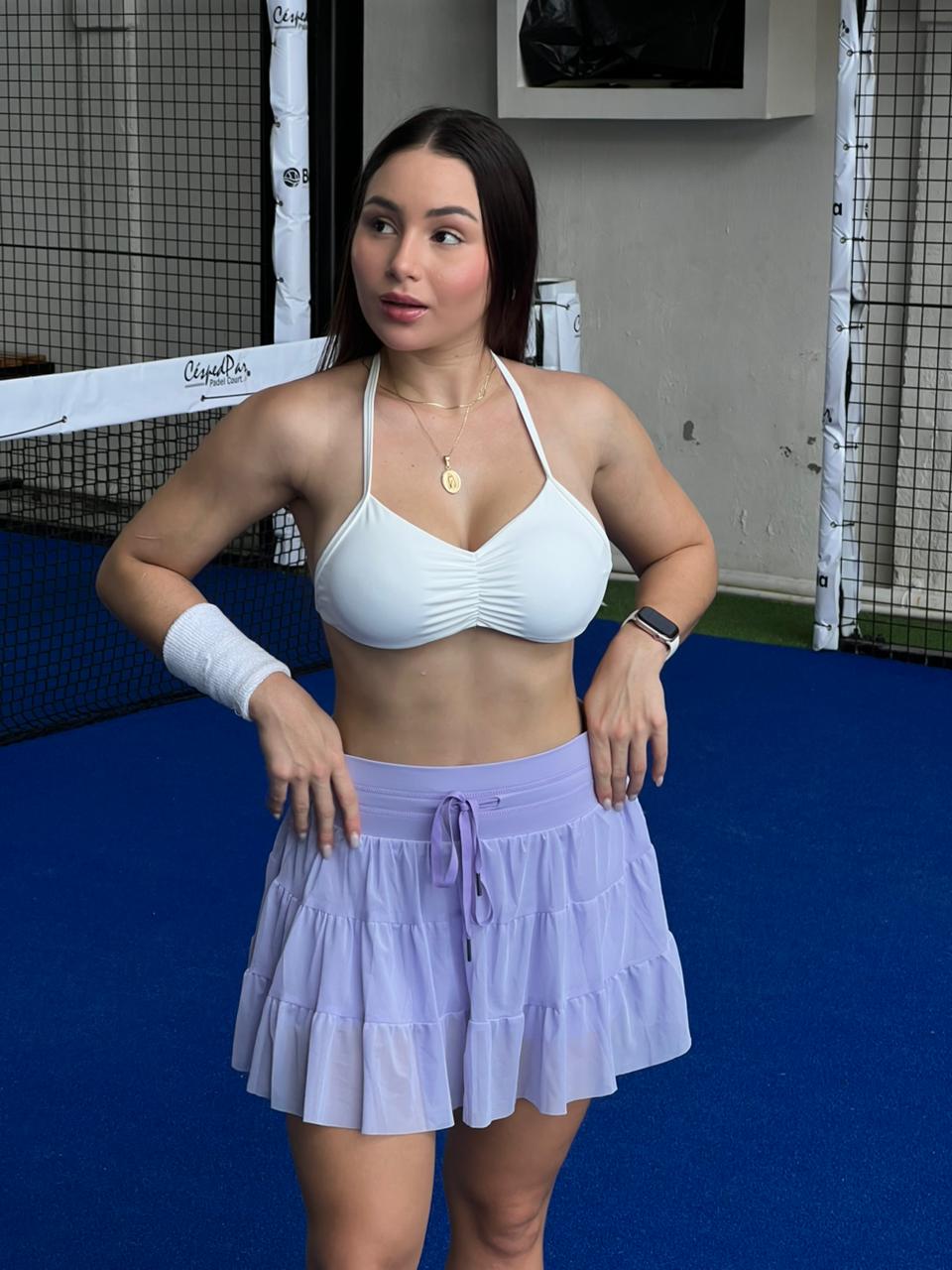 Mujer con falda de pádel Kloe de Fit Zone, vista frontal en estudio