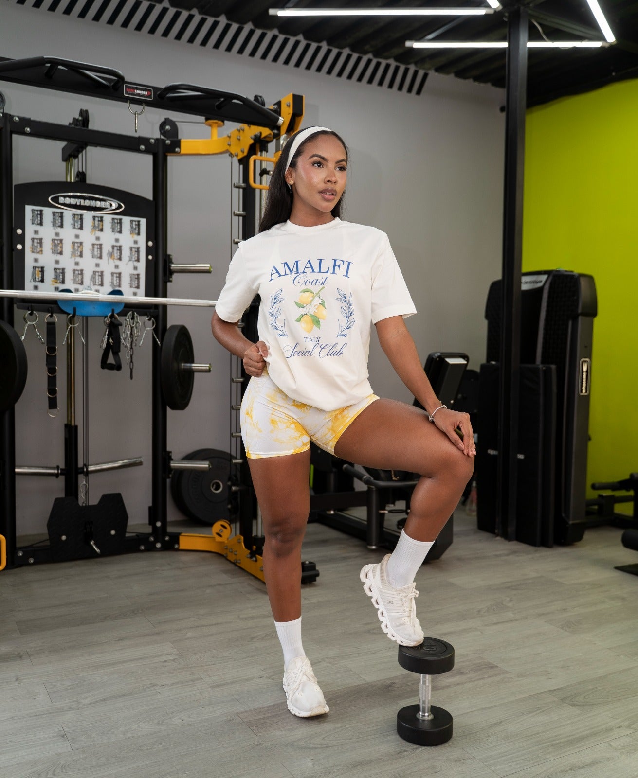 Mujer con conjunto deportivo camiseta premium de Fit Zone, vista frontal