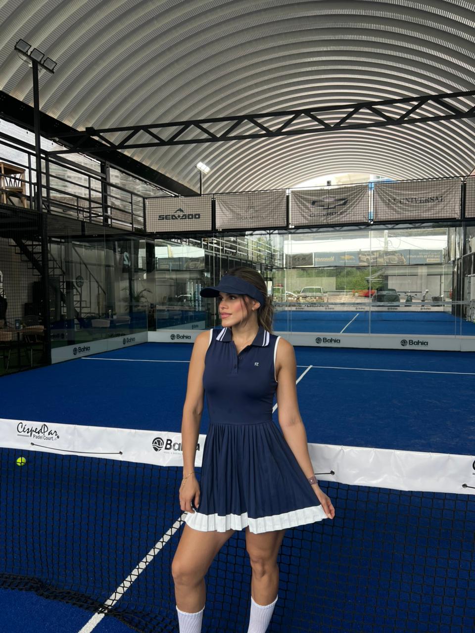 Mujer con vestido deportivo de pádel Zafiro de Fit Zone, vista frontal