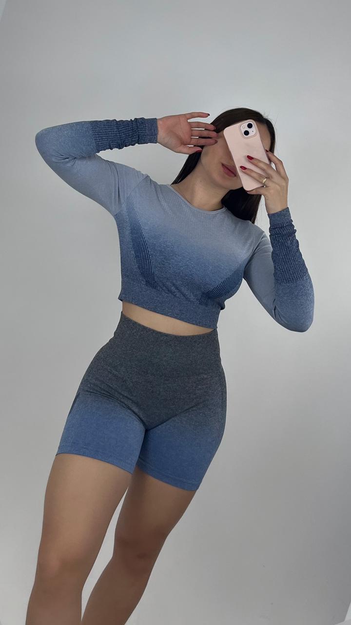 Mujer con conjunto deportivo short Capri de Fit Zone, vista frontal