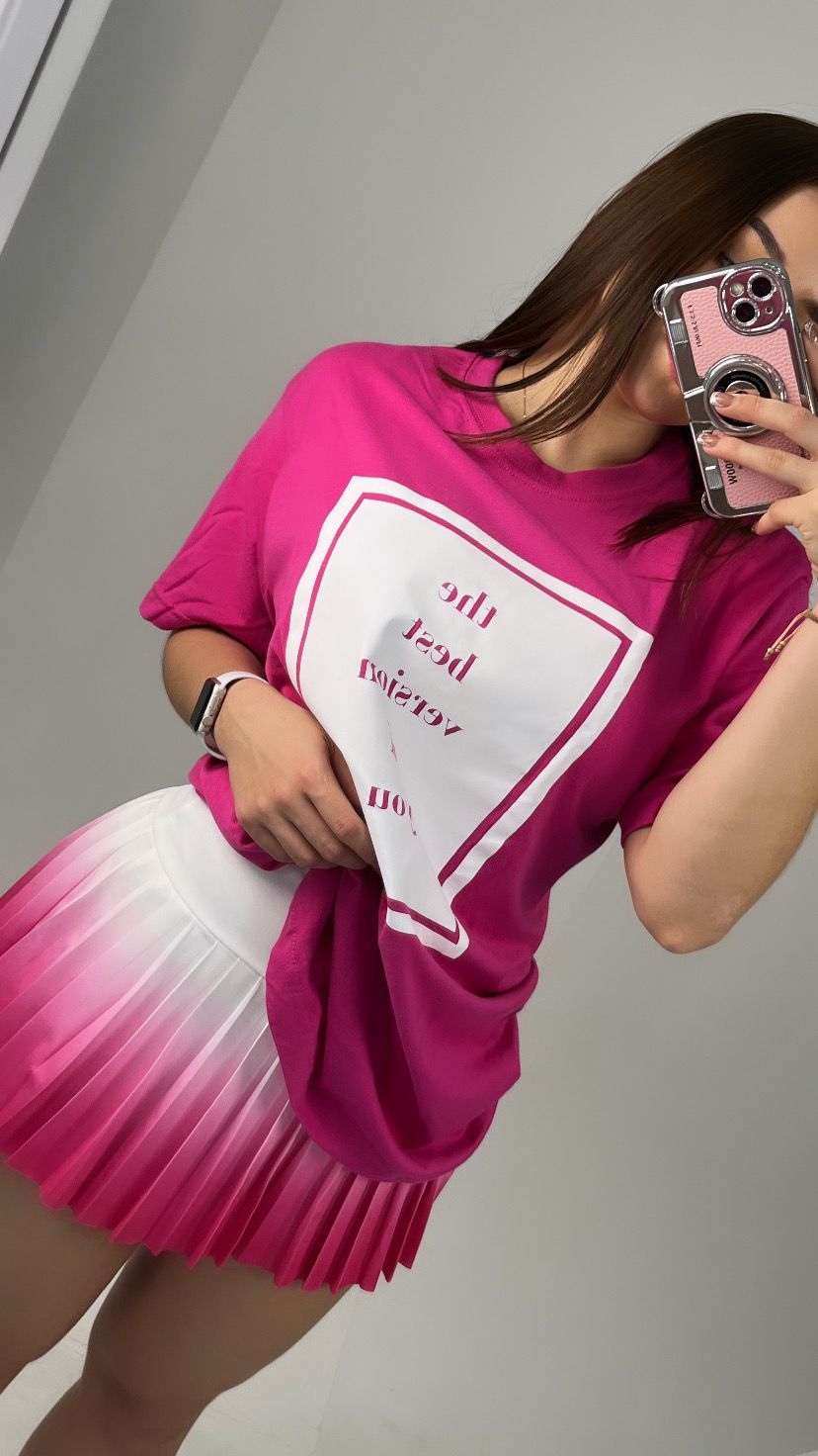Mujer con camiseta oversize The Best Version de Fit Zone, vista frontal
