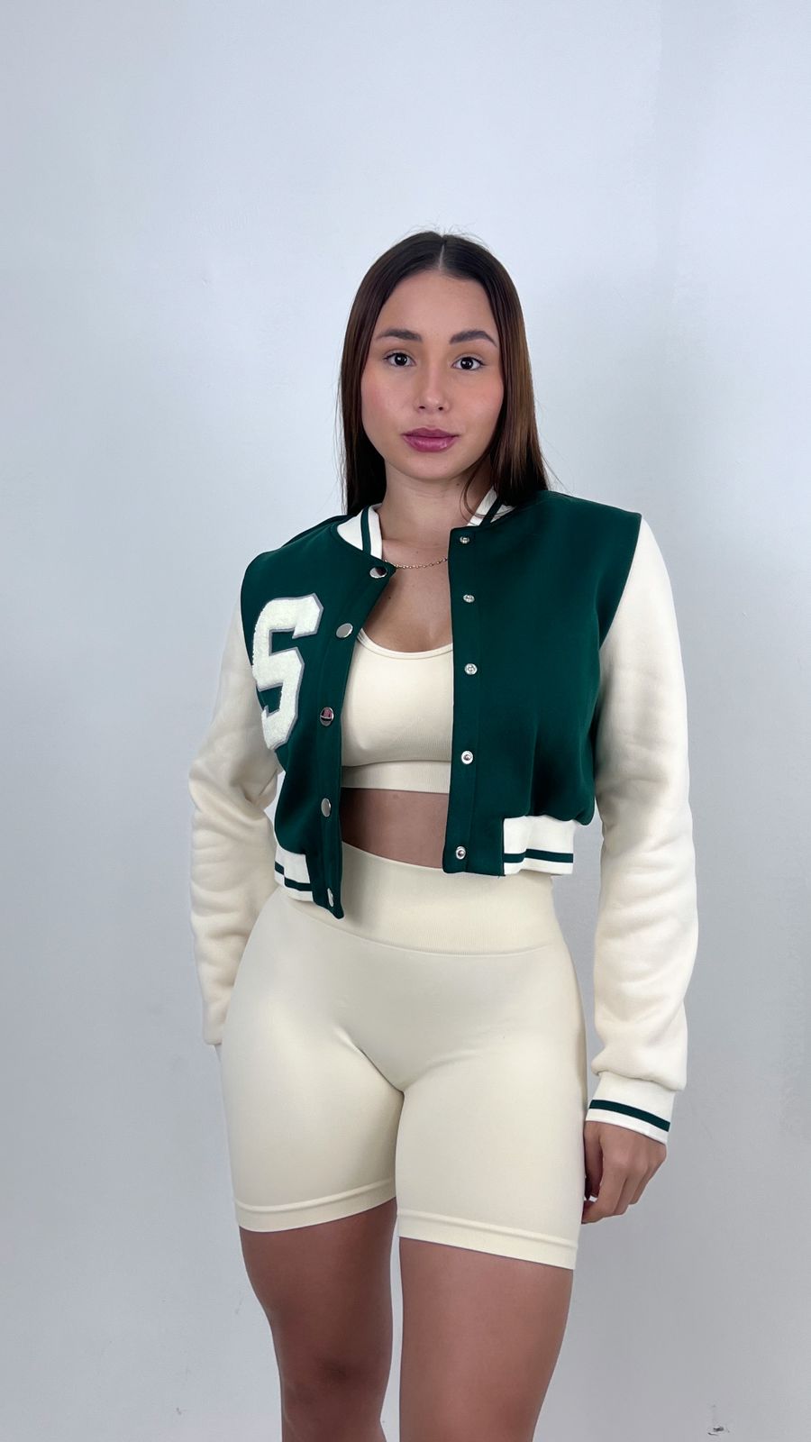 Mujer con buzo deportivo Urban verde de Fit Zone, vista frontal
