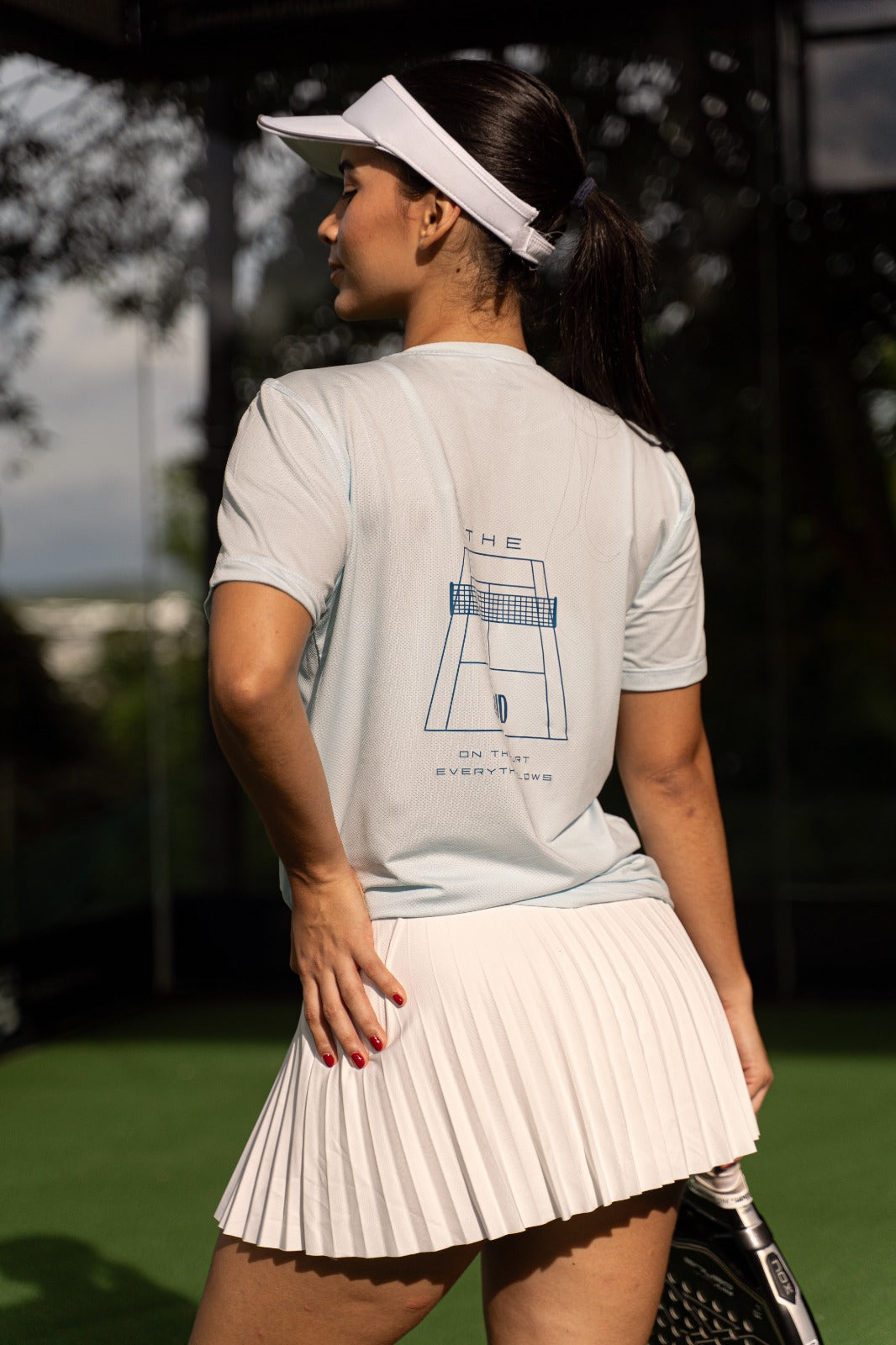 Mujer con camiseta dri fit Grid cancha de Fit Zone, vista frontal