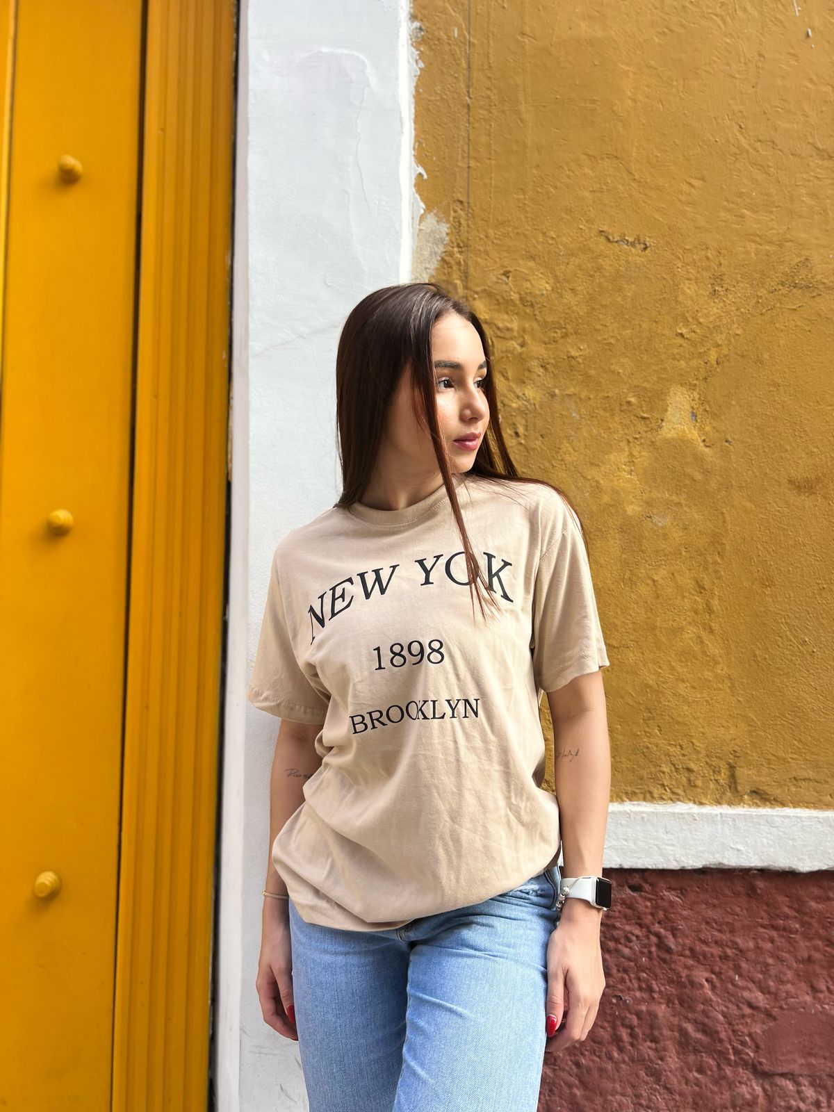 Mujer con camiseta oversize New York de Fit Zone, vista frontal