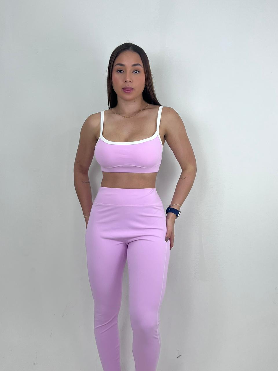 Mujer con conjunto de legging y top suplex de Fit Zone, vista frontal
