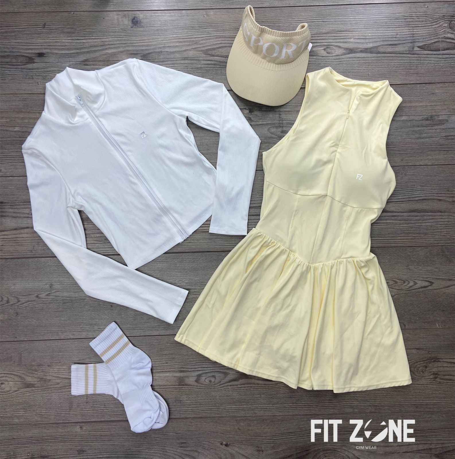 Mujer con conjunto deportivo vestido, set de falda y chaqueta de Fit Zone, vista frontal