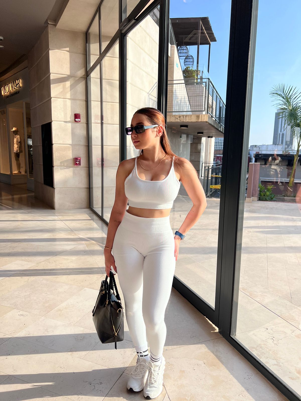 Mujer con conjunto deportivo de licra Alana de Fit Zone, vista frontal