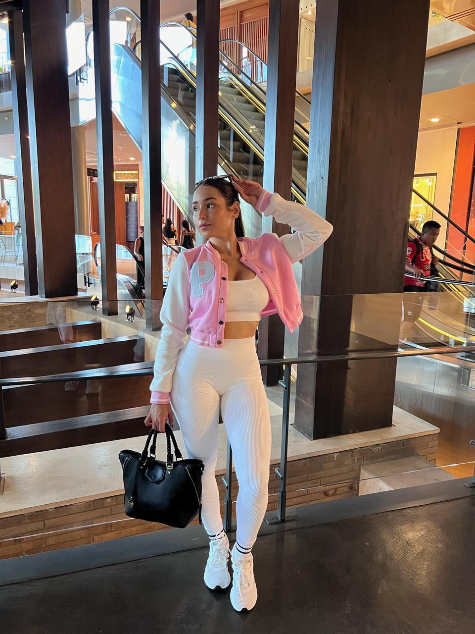 Mujer con buzo Urban de Fit Zone en estudio, de cuerpo entero