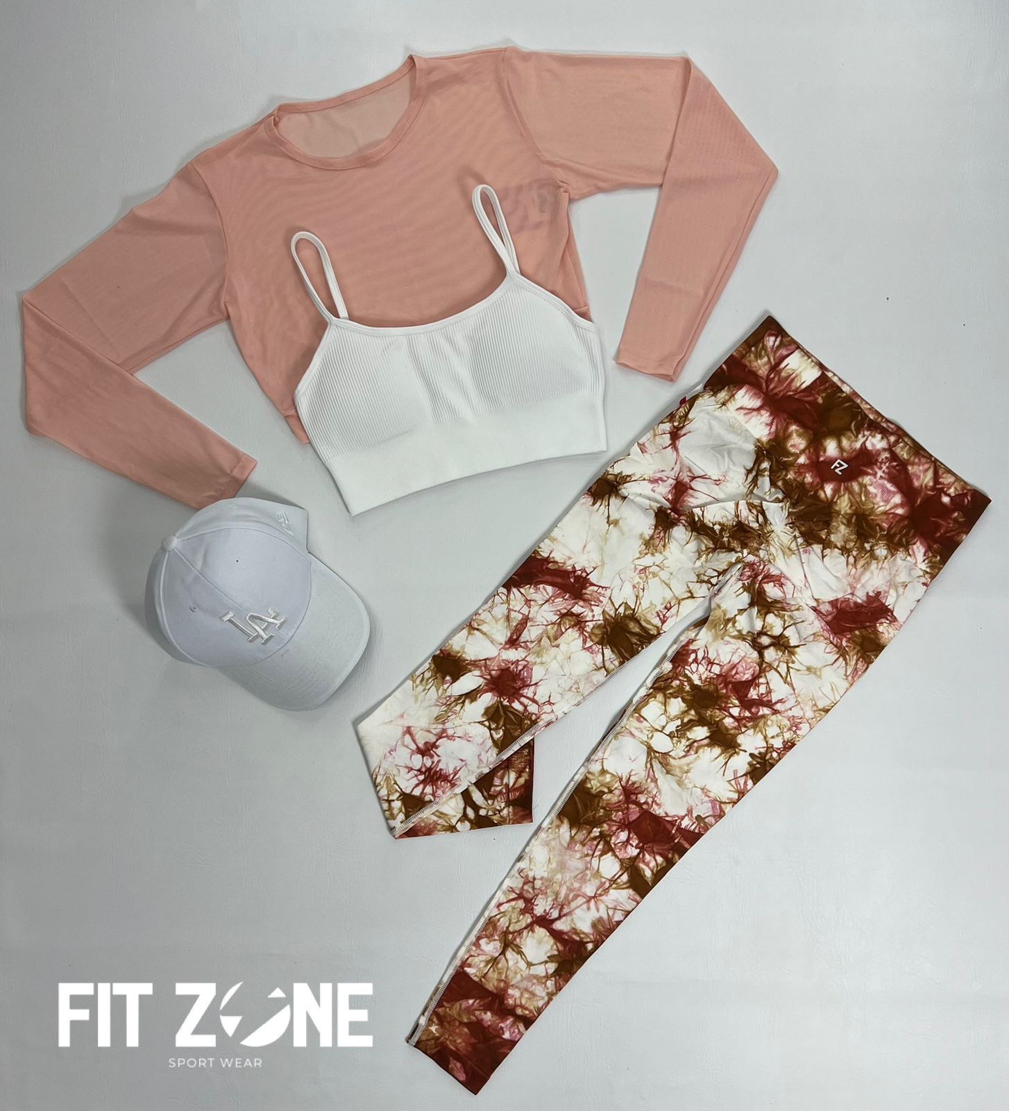 Mujer con conjunto deportivo legging, top y buzo malla de Fit Zone, vista frontal