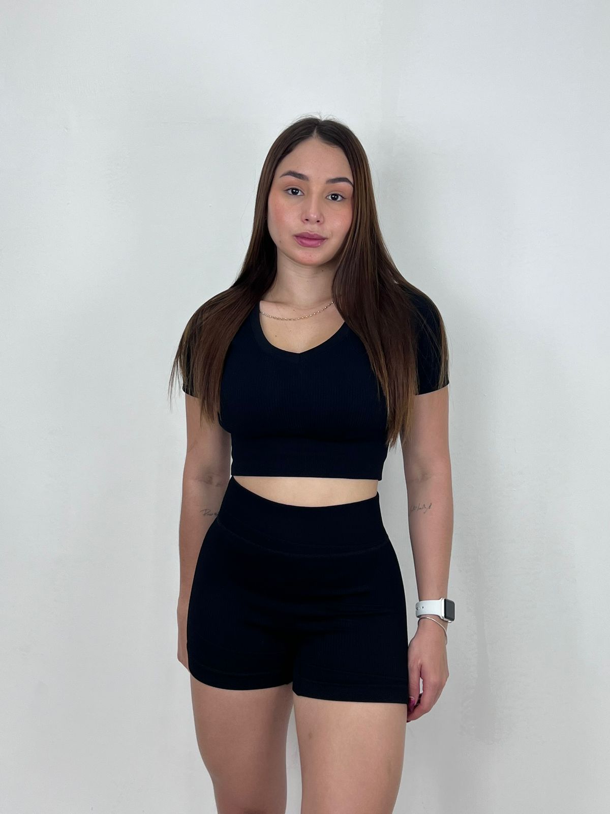 Mujer con conjunto deportivo de short Sienna de Fit Zone, vista frontal