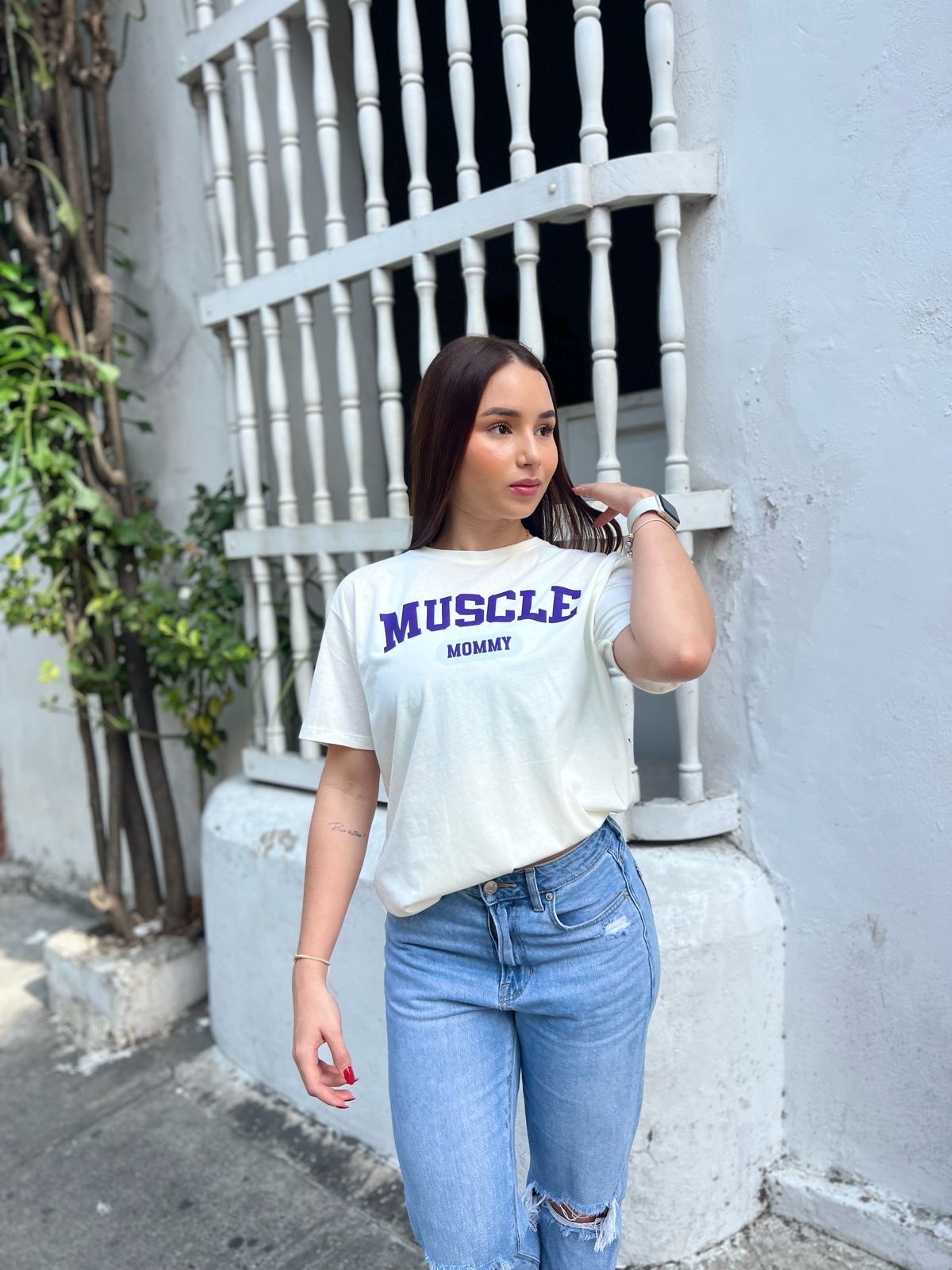 Mujer con camiseta oversize Muscle de Fit Zone, vista frontal