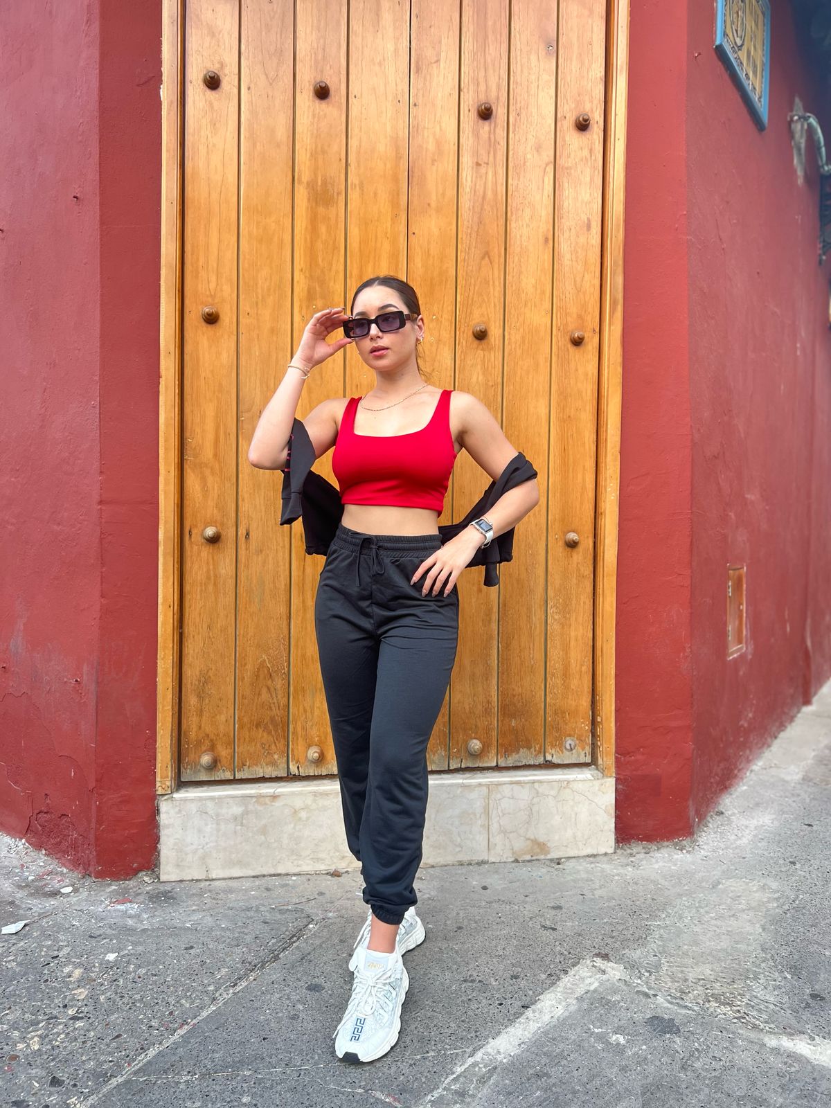 Mujer con jogger deportivo clásico comfy de Fit Zone, vista frontal