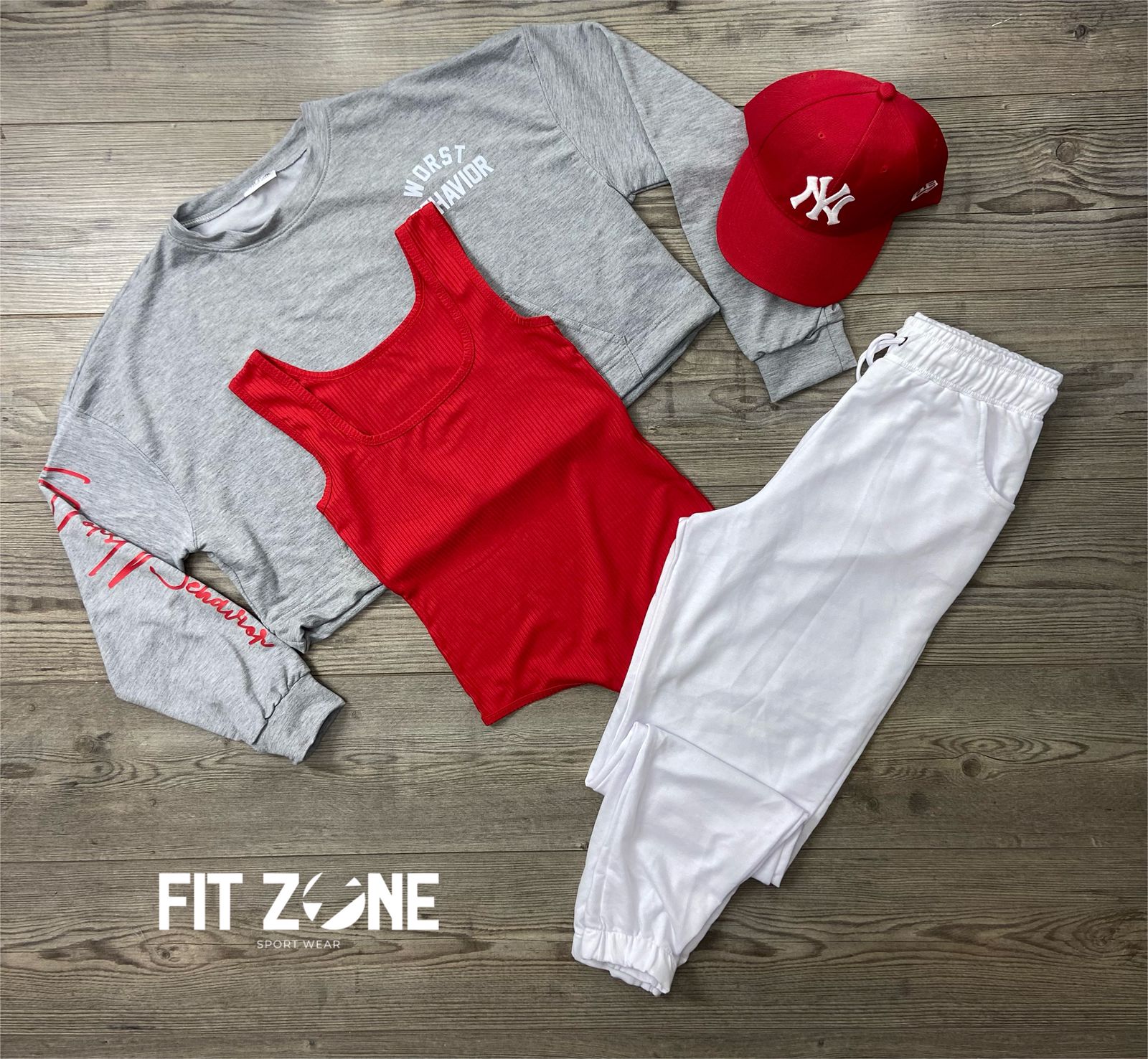 Mujer con conjunto deportivo body, jogger y buzo cordón de Fit Zone, vista frontal
