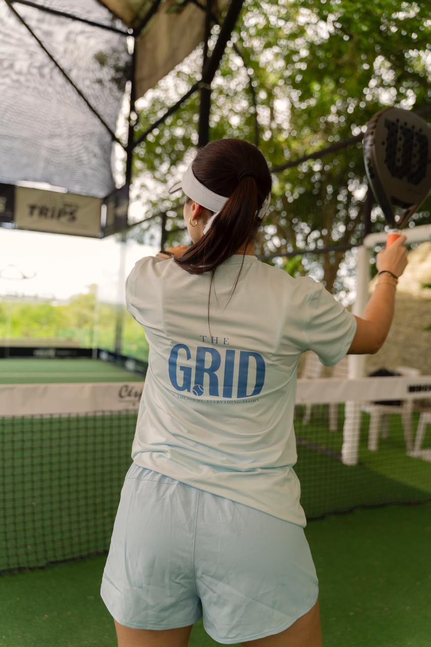 Mujer con camiseta dri fit Grid de Fit Zone, vista frontal en estudio