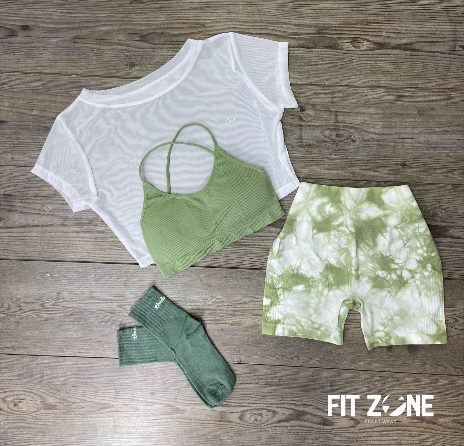Mujer con conjunto deportivo short, crop top y malla de Fit Zone, vista frontal
