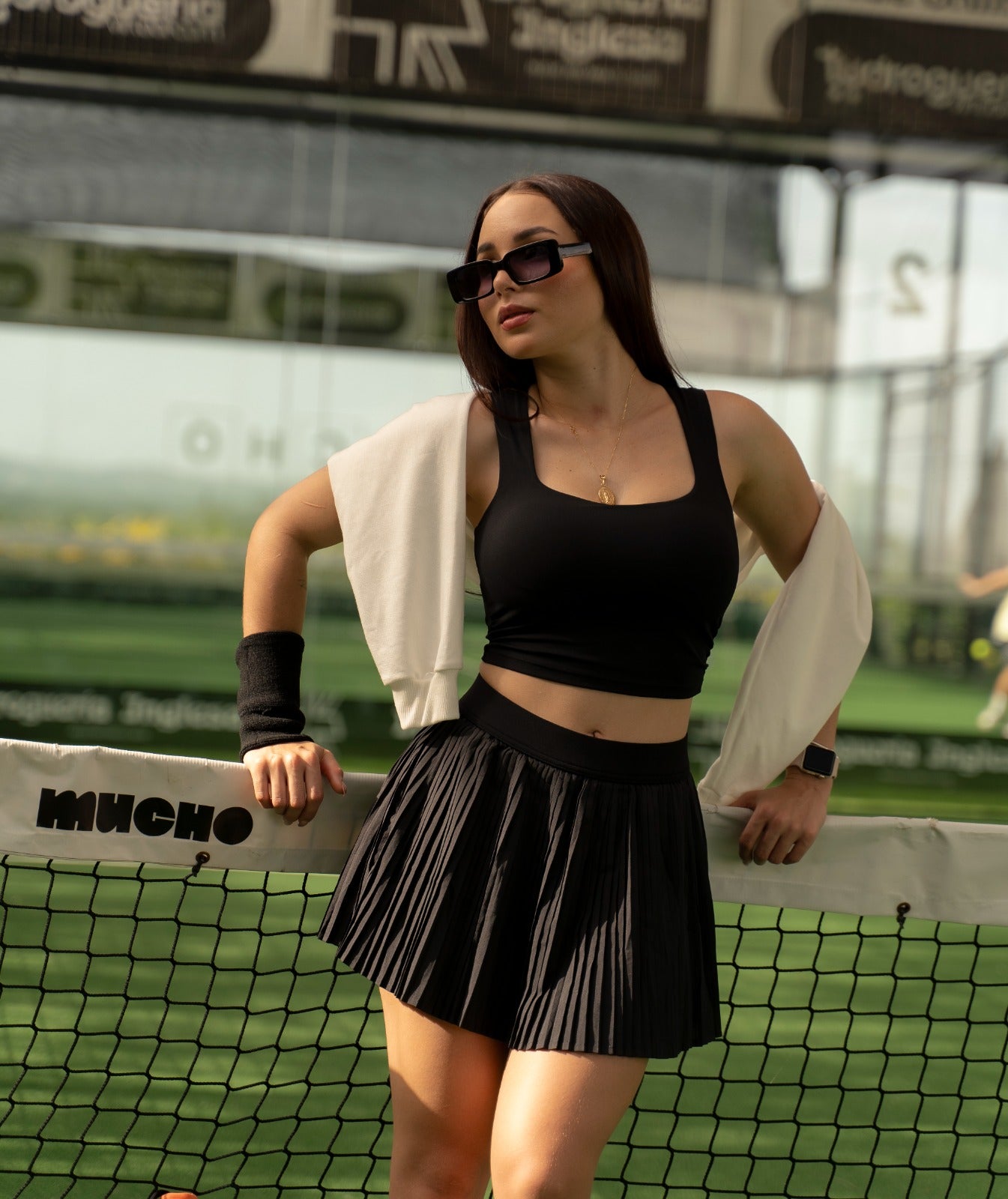 Mujer con conjunto de falda y top Smash de Fit Zone, vista frontal
