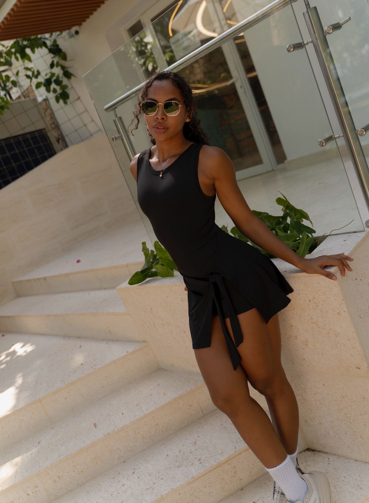 Mujer con vestido deportivo de pádel Virginia de Fit Zone, vista frontal