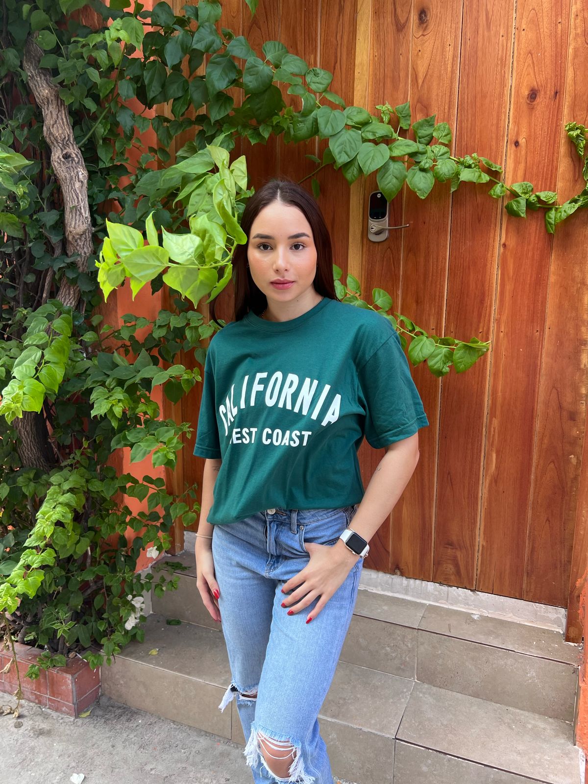 Mujer con camiseta oversize California de Fit Zone, vista frontal