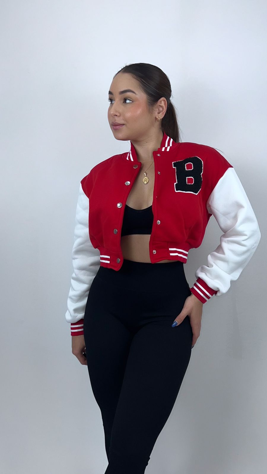 Mujer con buzo deportivo Urban rojo de Fit Zone, vista frontal