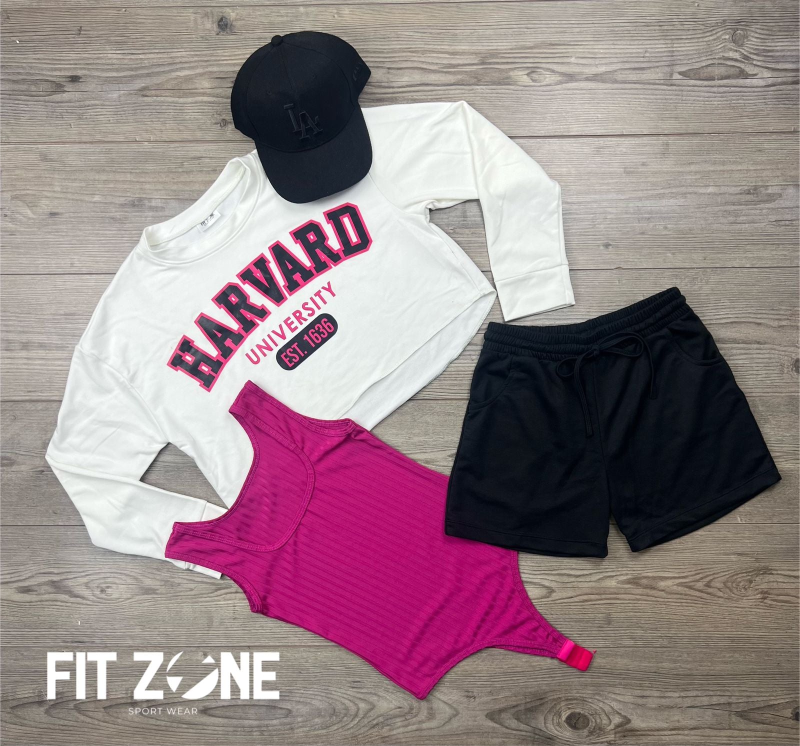 Mujer con conjunto deportivo body Rib, buzo y short algodón de Fit Zone, vista frontal