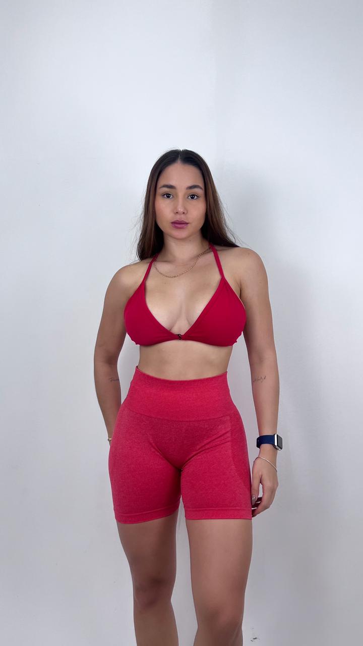 Mujer con top deportivo Gaby de Fit Zone, posando en estudio
