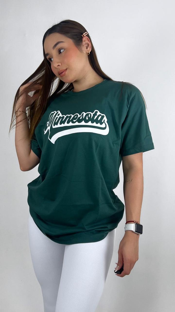 Mujer con camiseta oversize Minnesota de Fit Zone, vista frontal