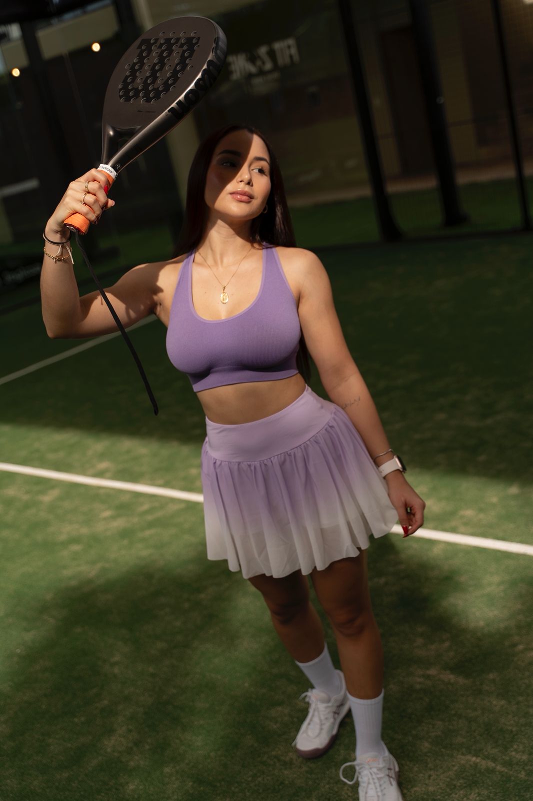 Mujer con falda de pádel Sirena Glow de Fit Zone, vista frontal