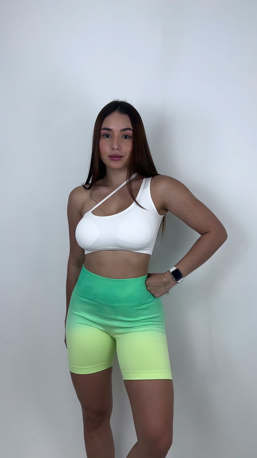 Mujer con short deportivo Hoolaha de Fit Zone, vista frontal