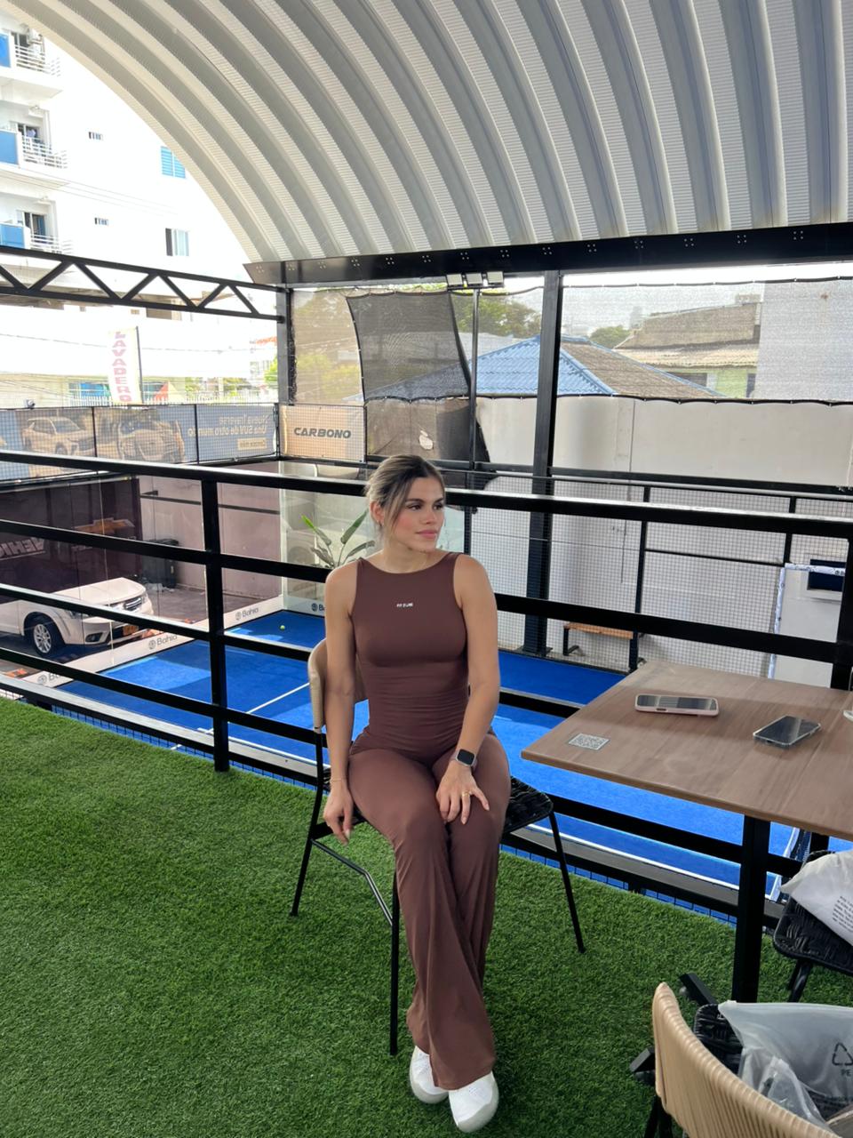 Mujer con enterizo deportivo Sabrina de Fit Zone, vista frontal