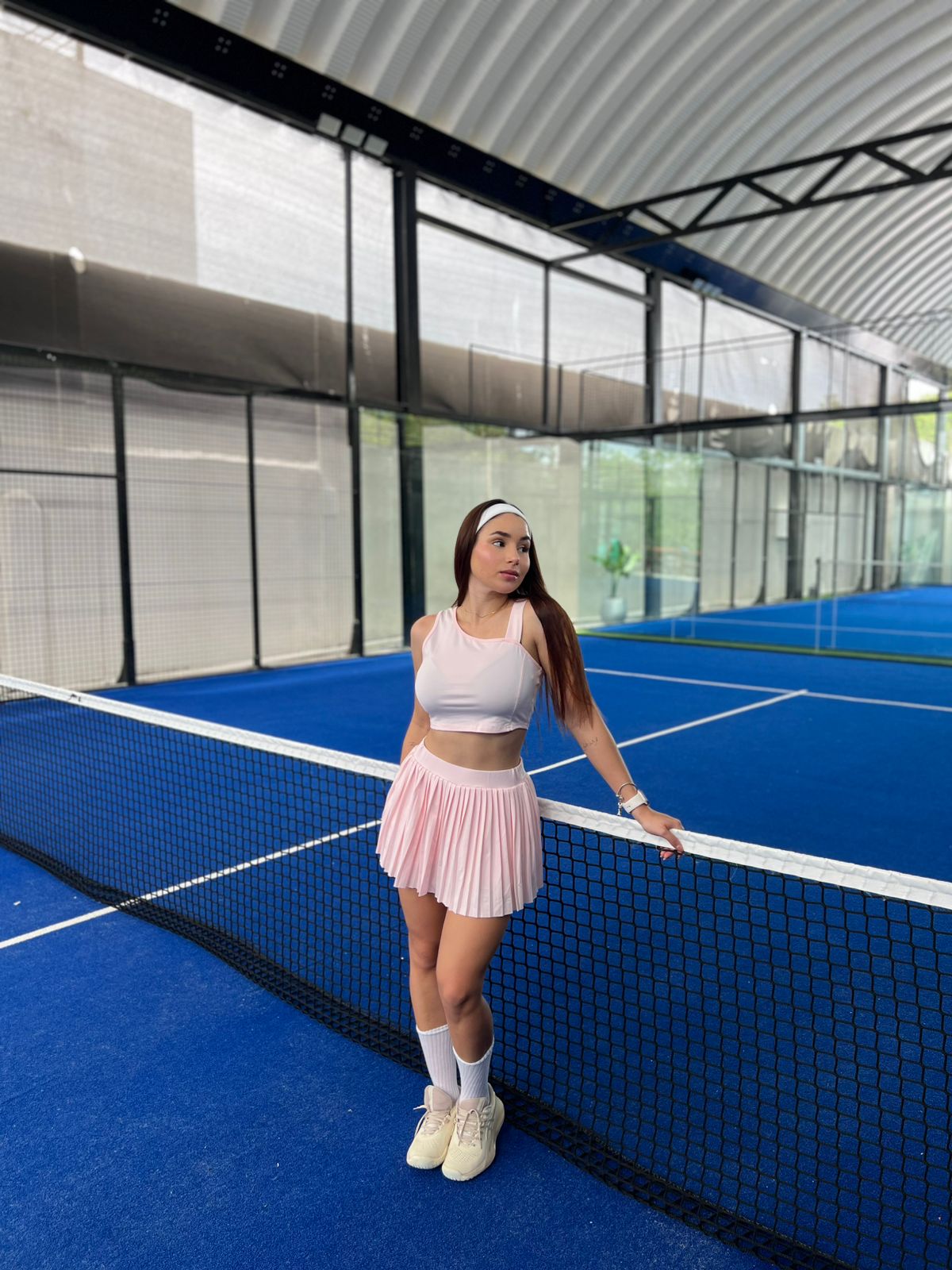 Mujer con conjunto de falda y top Kiara de Fit Zone, vista frontal