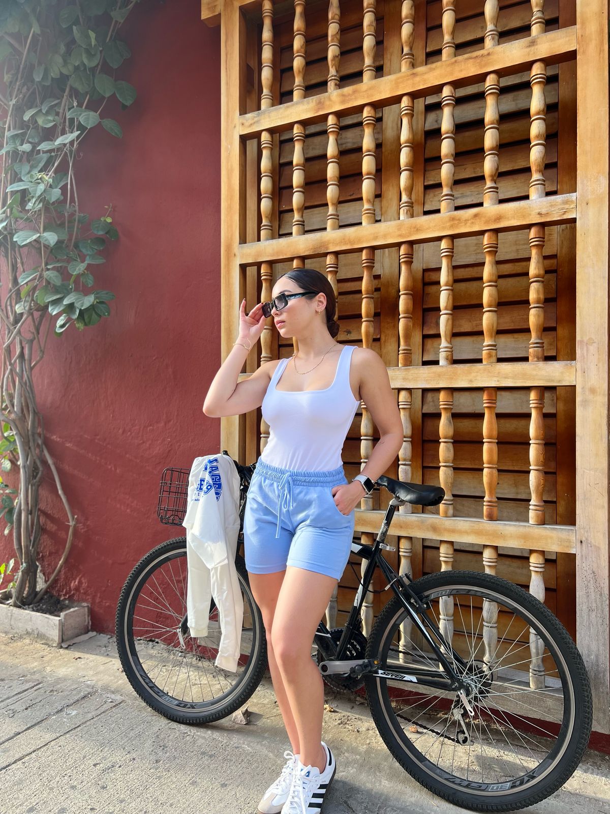 Mujer con short deportivo en algodón comfy de Fit Zone, vista frontal