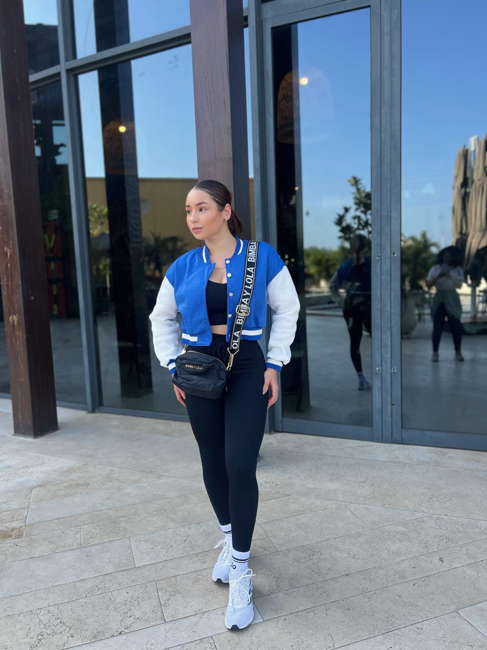 Mujer con buzo deportivo Urban azul rey de Fit Zone, vista frontal