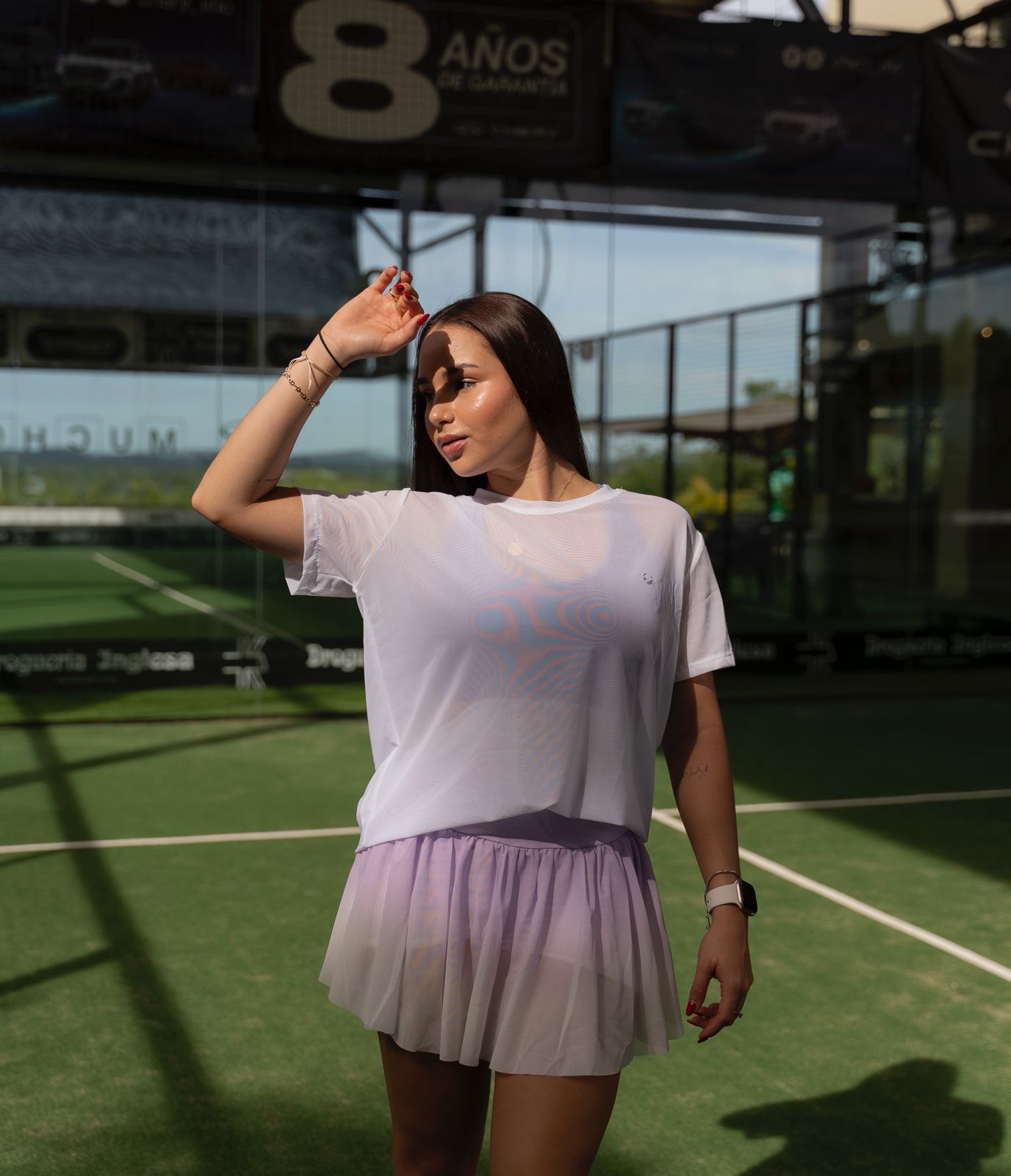 Mujer con camiseta deportiva en malla larga lisa de Fit Zone