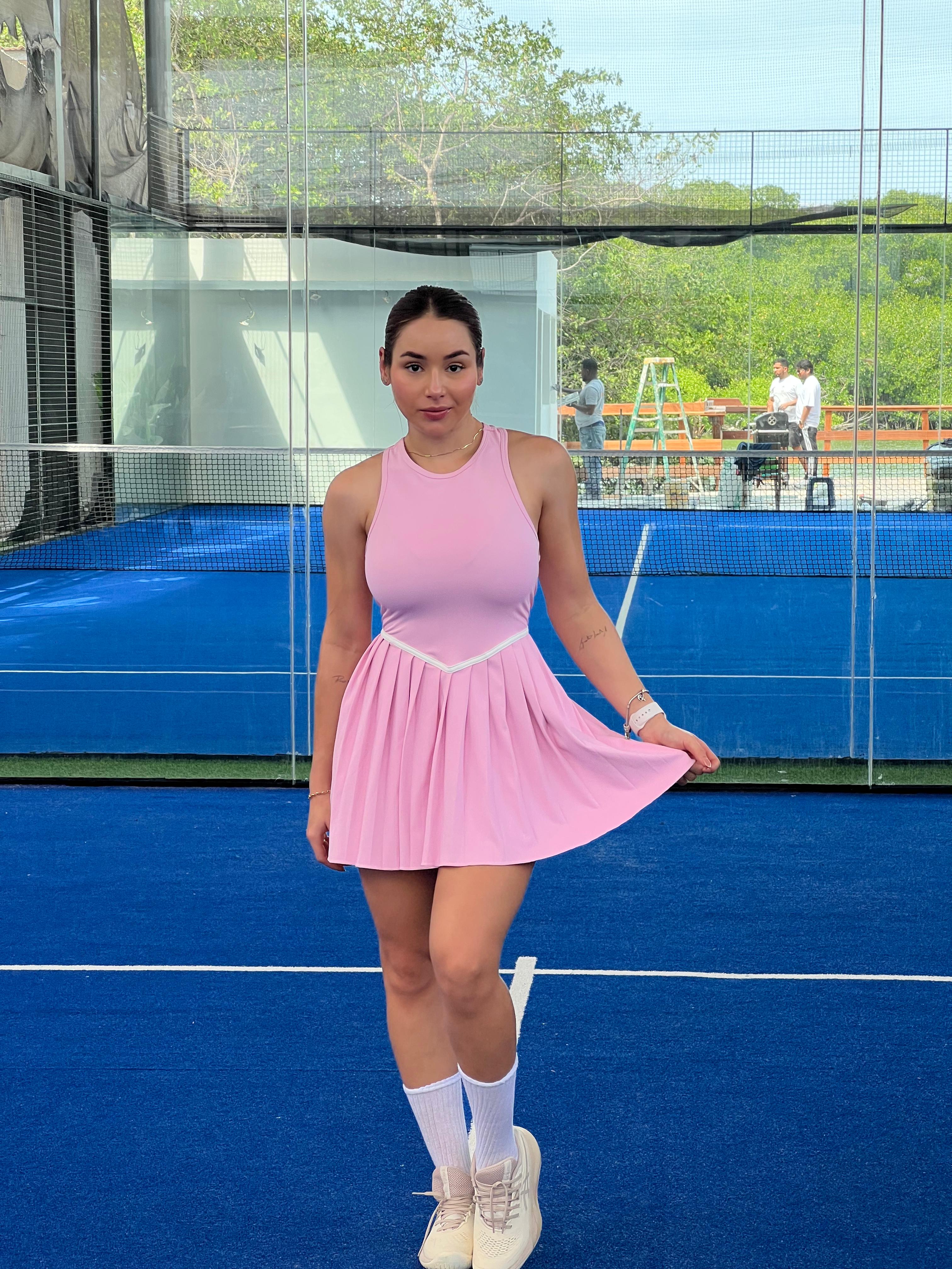 Mujer con vestido deportivo de pádel Emilia de Fit Zone, vista frontal
