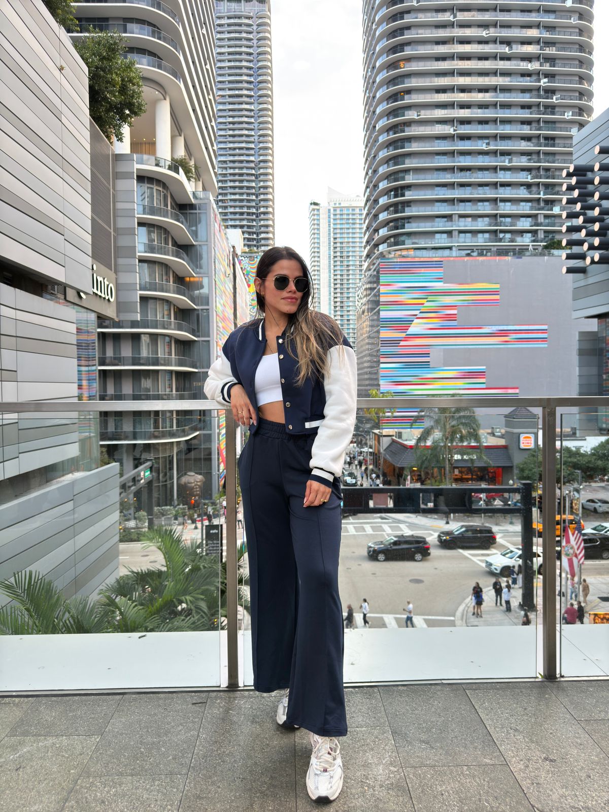 Mujer con buzo deportivo Urban navy de Fit Zone, vista frontal