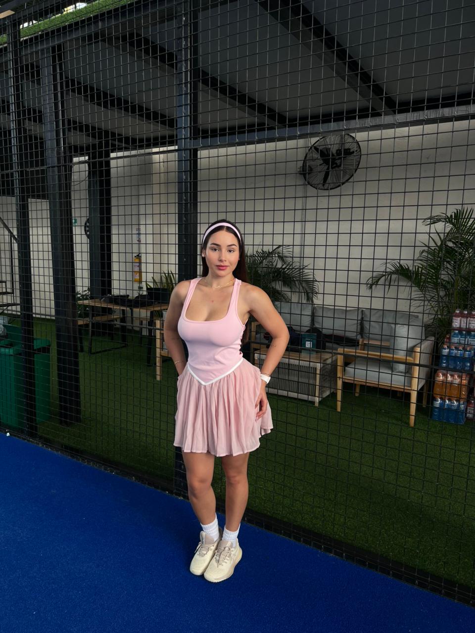 Mujer con vestido deportivo de pádel Alma de Fit Zone, vista frontal