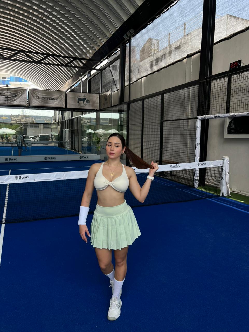 Mujer con falda de pádel Kyle de Fit Zone, vista frontal en estudio