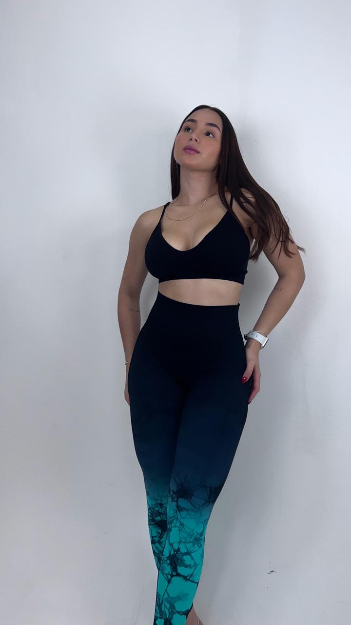 Mujer con leggings deportivos tie dye degradado de Fit Zone, vista frontal