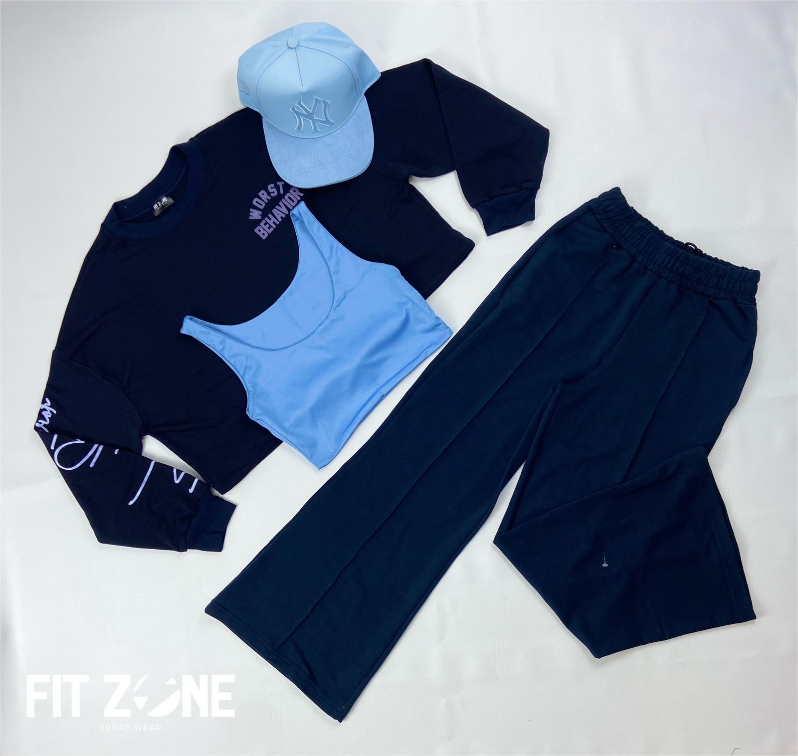 Mujer con conjunto deportivo crop, pant y buzo cordón de Fit Zone, vista frontal
