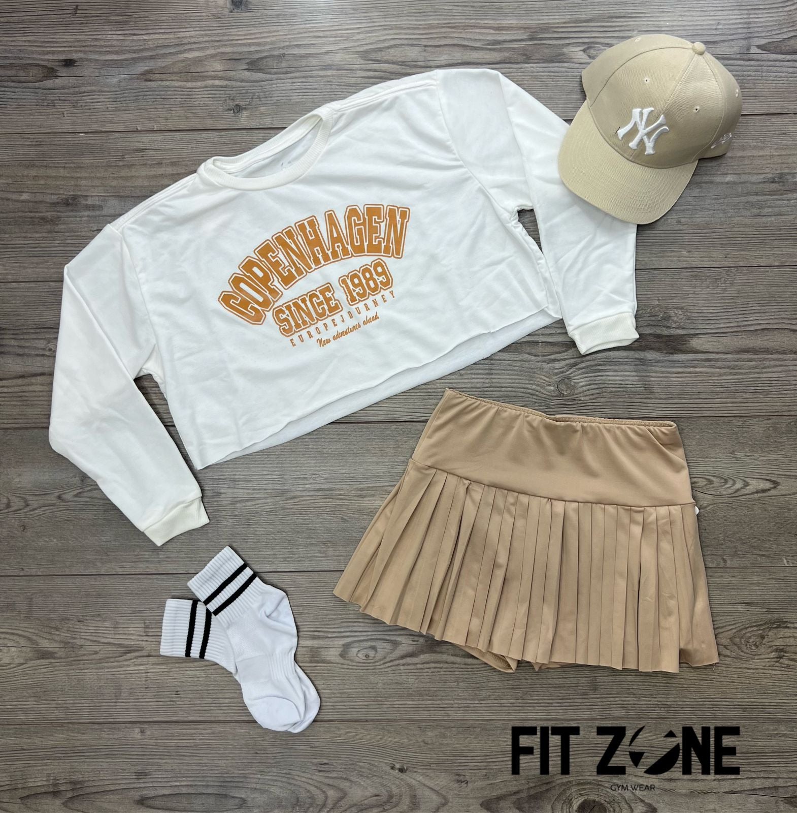 Mujer con conjunto deportivo falda y buzo de algodón de Fit Zone, vista frontal